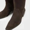 I høye støvletter